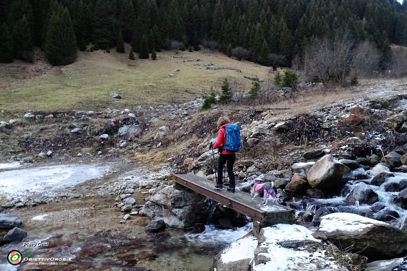 93 Sul ponticello sciolta la neve ghiacciata .JPG